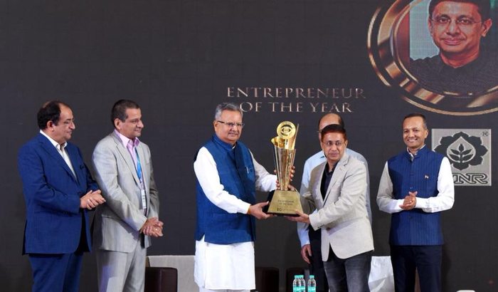 CA Arvind Agrawal receiving EOTY trophy from Chief Minister of Chhattisgarh